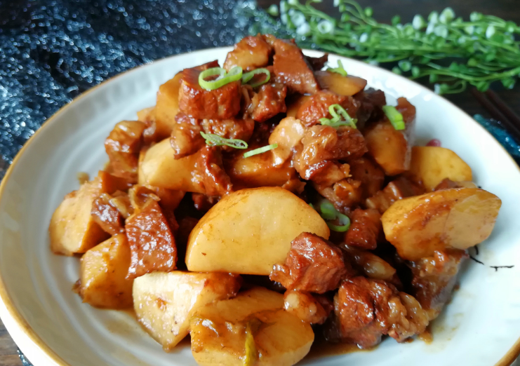 大厨手把手教你做芋头烧鸡,色泽光亮,香味扑鼻又好吃