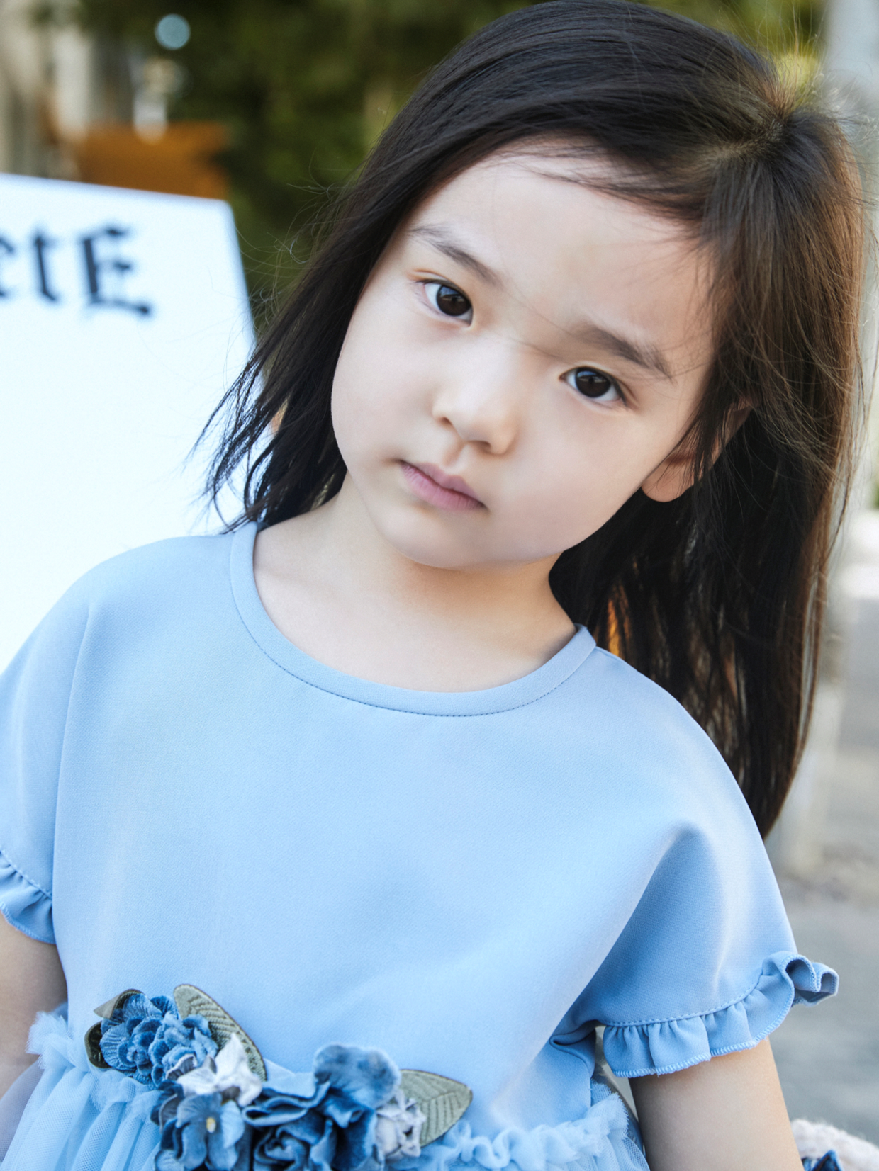 董璇女儿小酒窝专挑爸妈的优点长,穿蓝色连衣裙可爱甜美,真俏皮