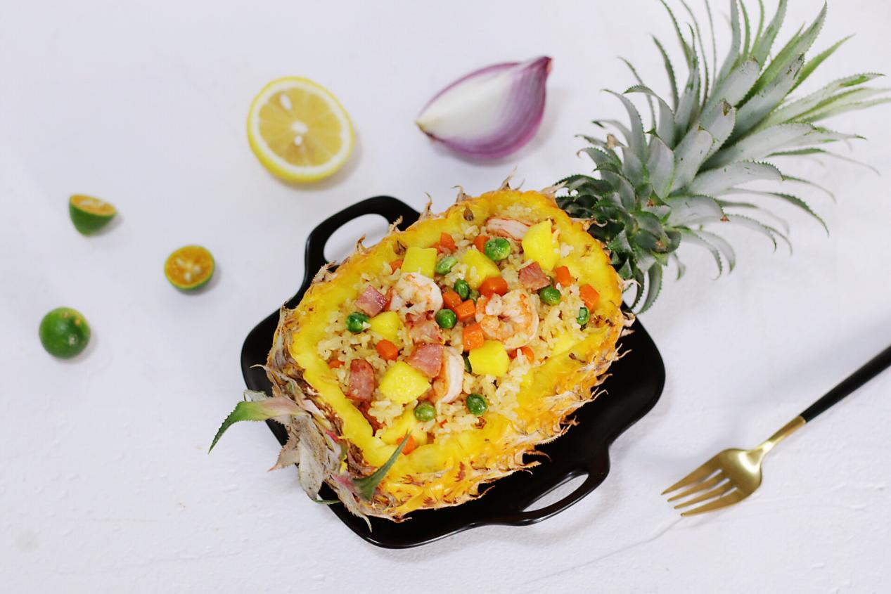 家庭版菠萝炒饭配上虾仁酸甜鲜美孩子很喜欢吃