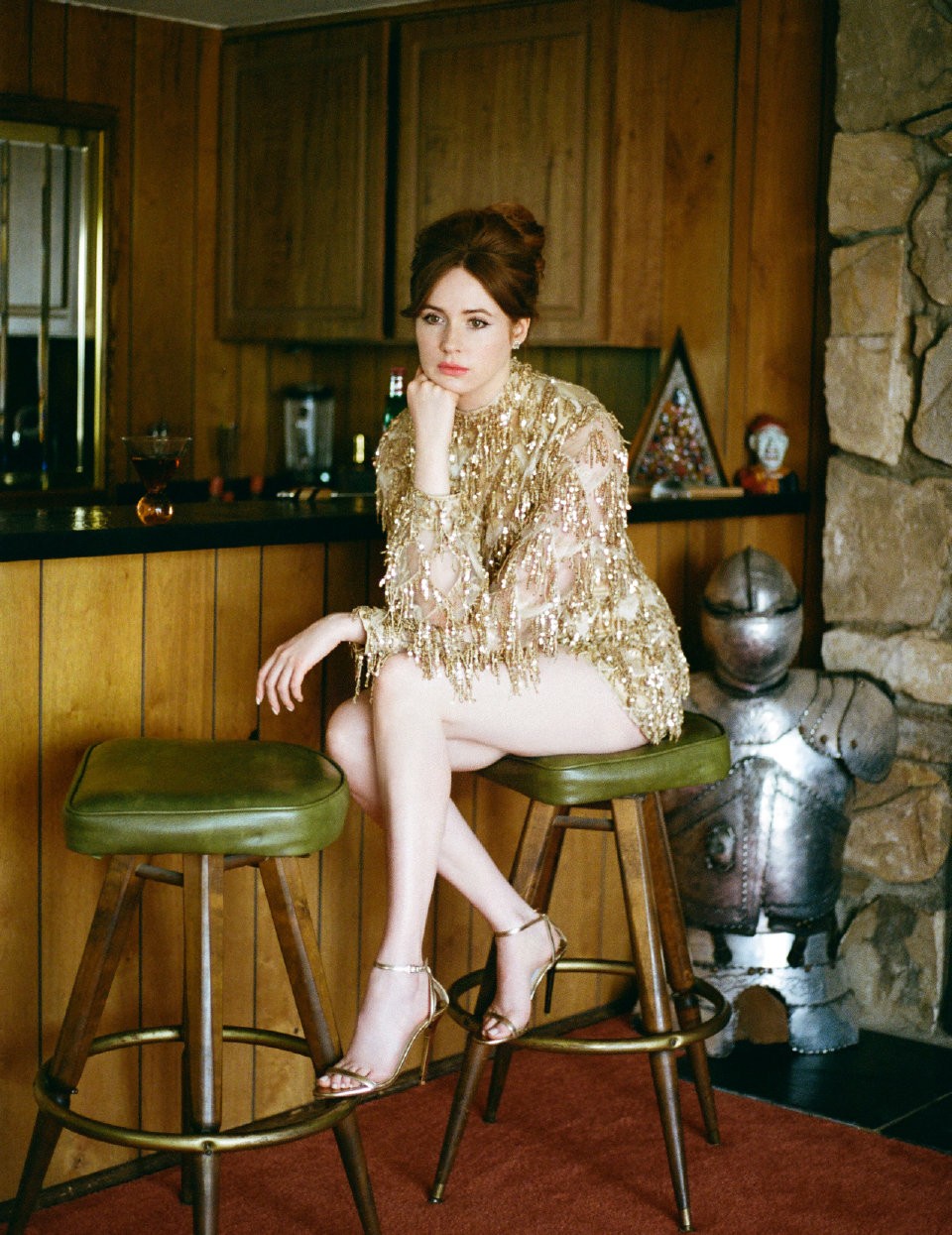 在这组照片中,凯伦·吉兰换了好几套造型,展示了自己肤白貌美,身材