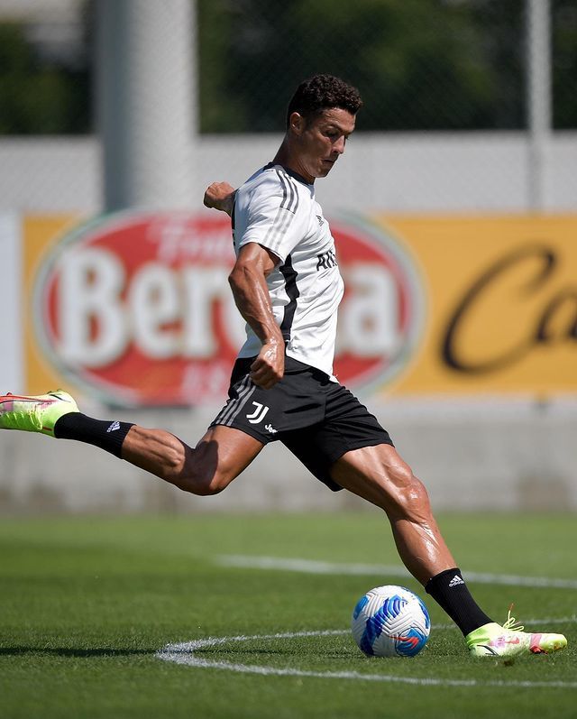 c罗女友的个人纪录片开拍一脸自信钻戒耀眼豪宅露台变健身房