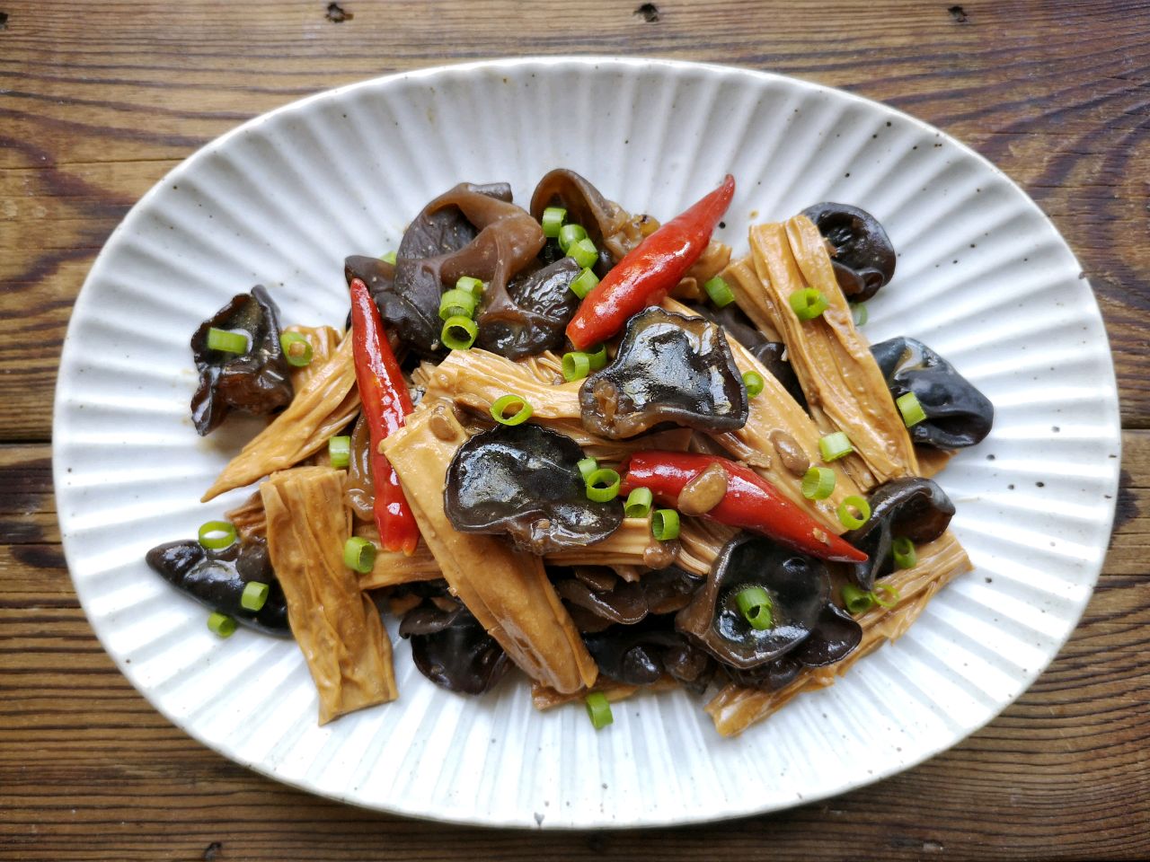 木耳烧腐竹好吃好做跟小编一起了解这道家常菜吧