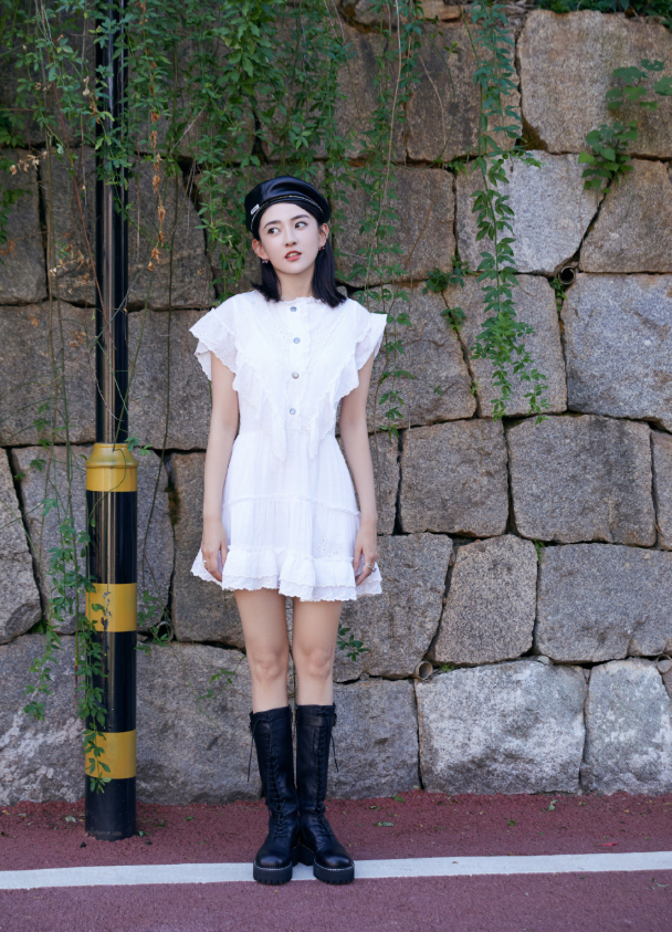 梁洁衣品真随便白色蕾丝衫加牛仔裤实用百搭不做作