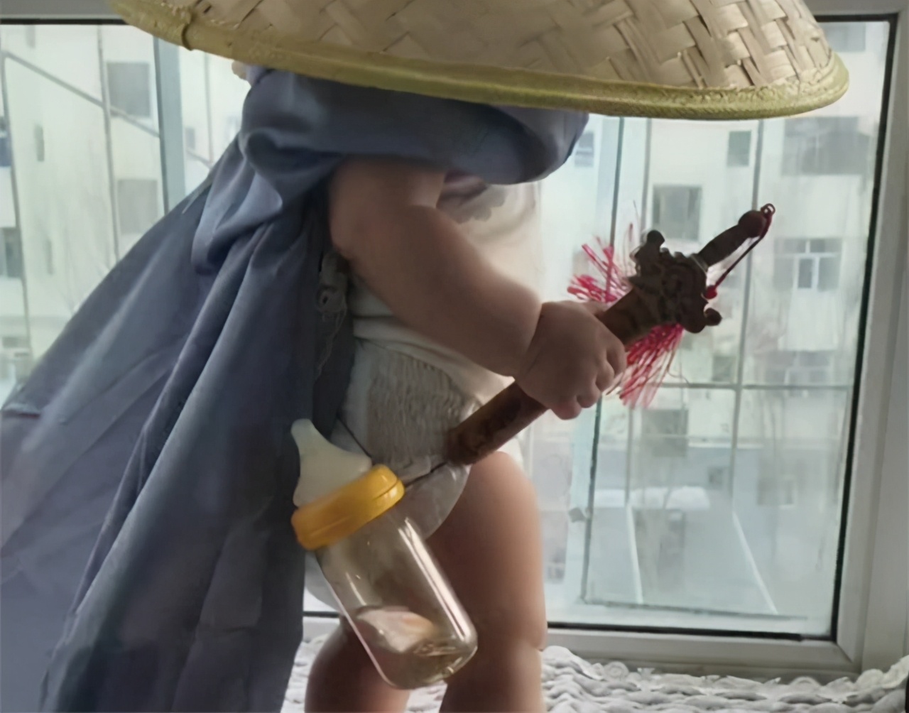 虽然斗笠遮住了他那稚嫩的面容,但奶瓶中震荡的白开水,以及小胖手里