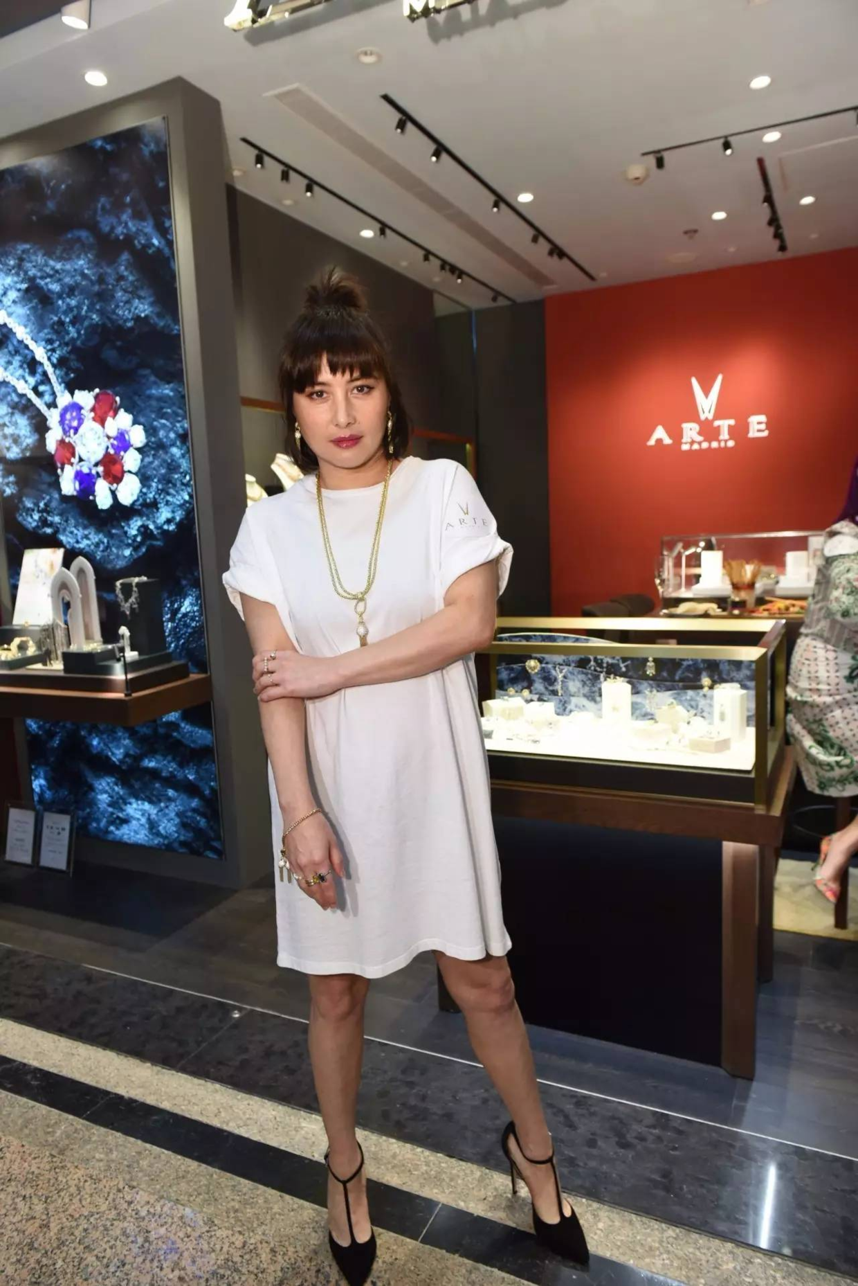 赌王女儿何超仪不走寻常路以叛逆打扮为美橘蓝穿搭好酷