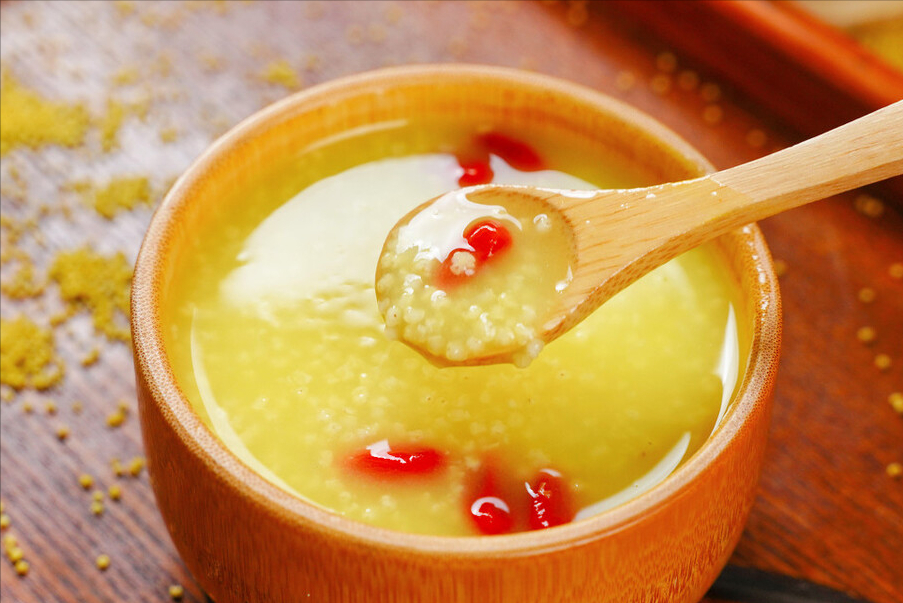 夏天多吃小米煮小米粥不要直接下锅多加2步米油多又香浓