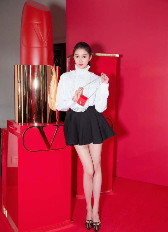 鹿晗管不住关晓彤了拿浴巾当裤子就算了上衣薄到像没穿