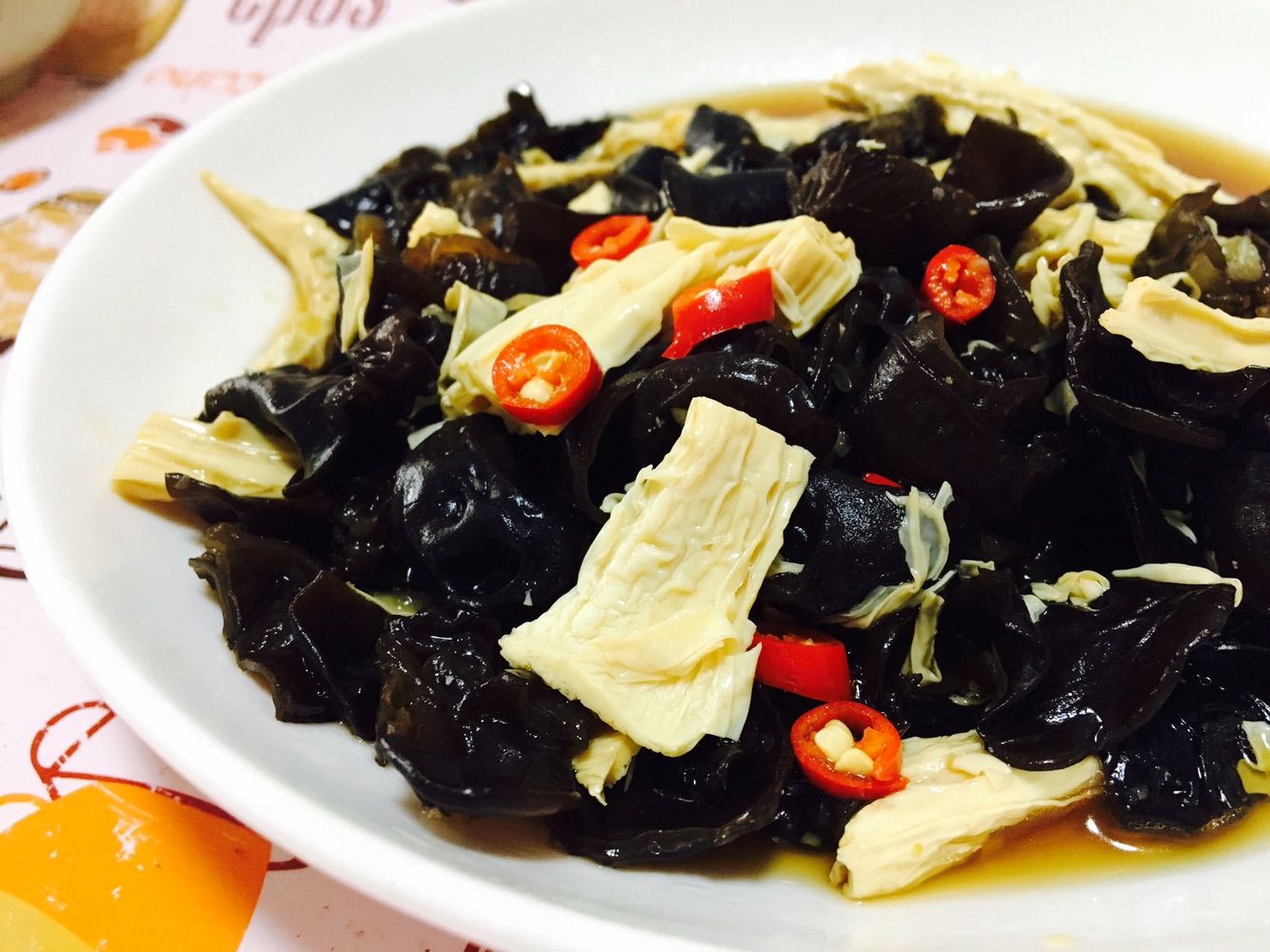 木耳烧腐竹好吃好做跟小编一起了解这道家常菜吧