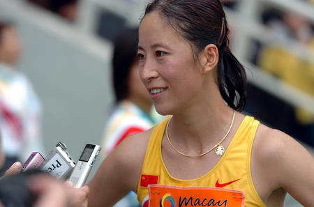 最孤单的冠军王丽萍唯一一个没有国旗披身夺冠后空手绕场庆祝