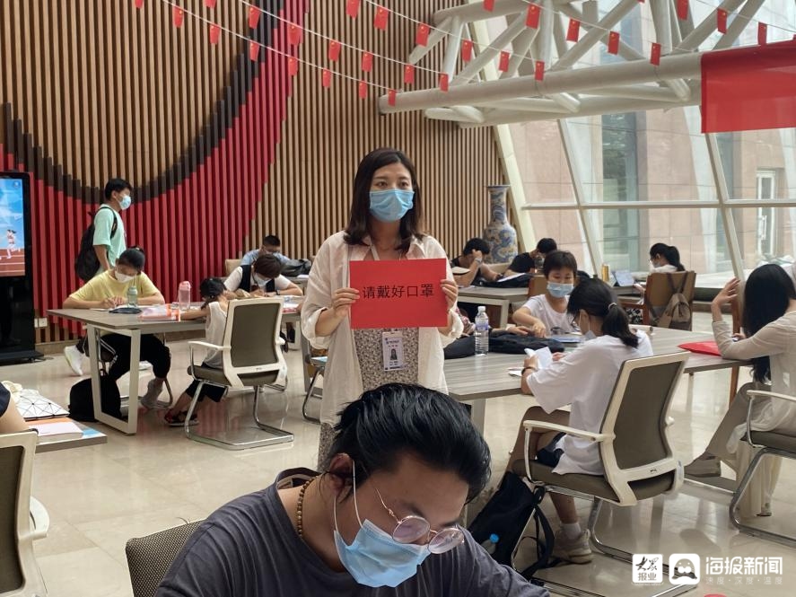 正值暑假期间,潍坊市图书馆内看书学习的市民不少,学生群体占了多数.