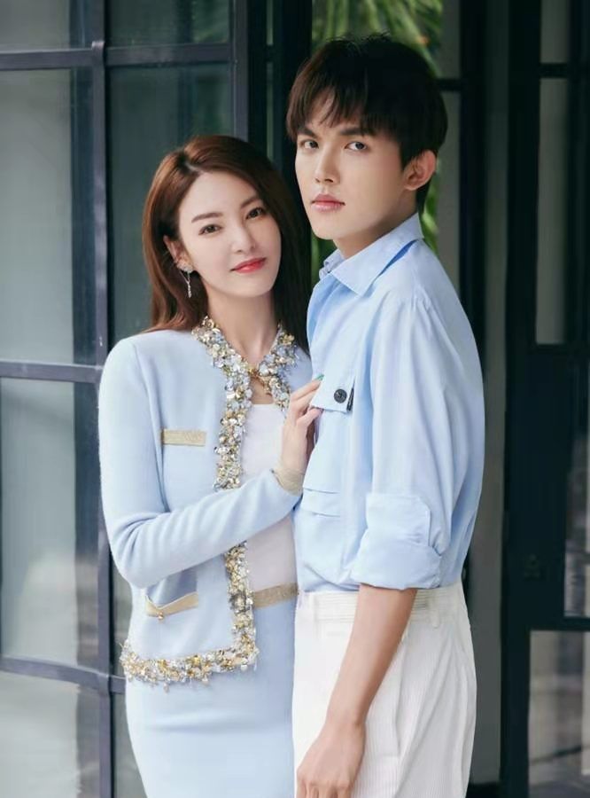 张雨绮改走甜美路线?穿小香风淡雅减龄,同框小8岁男友cp感十足