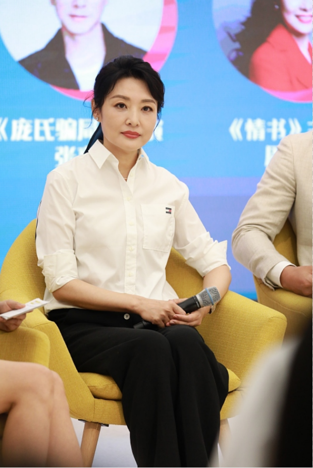 周涛已经年过半百了脸上皱纹也挺明显但穿搭还是那么有精气神