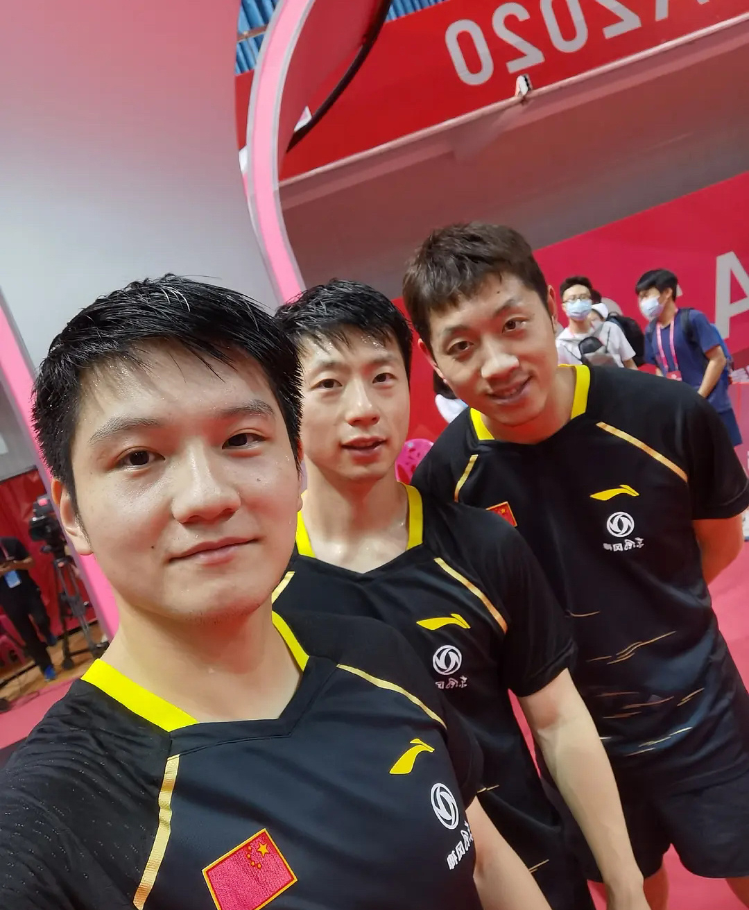 国乒男团获金牌，任嘉伦第一时间送祝福，蔡少芬想请樊振东吃饭|任嘉伦|国乒|樊振东_新浪新闻
