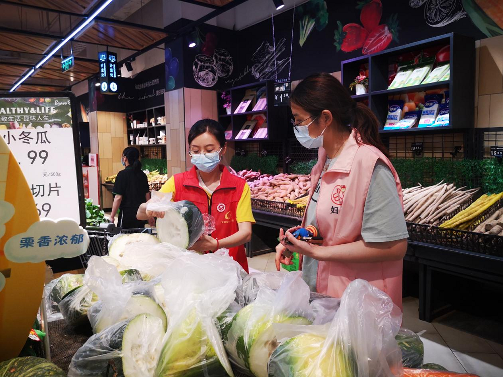 南京市高淳区淳溪街道栗园社区:暖心!"买菜小分队"送菜上门