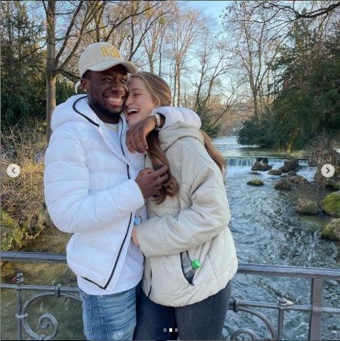 高兴坏了阿方索戴维斯庆祝女友随加拿大女足获东京奥运会金牌