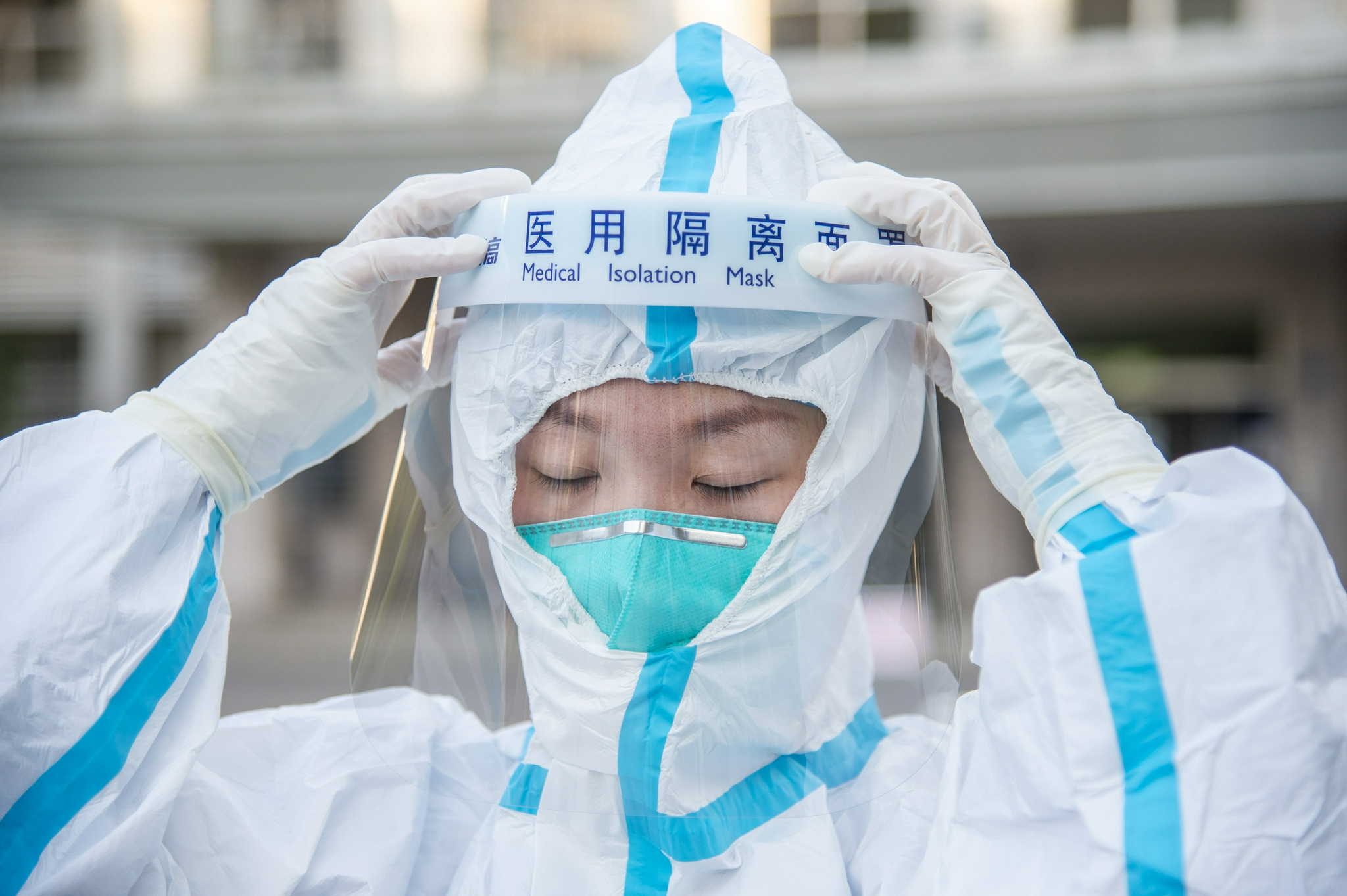 社区,武汉大学中南医院综合医疗科护士韩苗苗为居民进行核酸检测采样