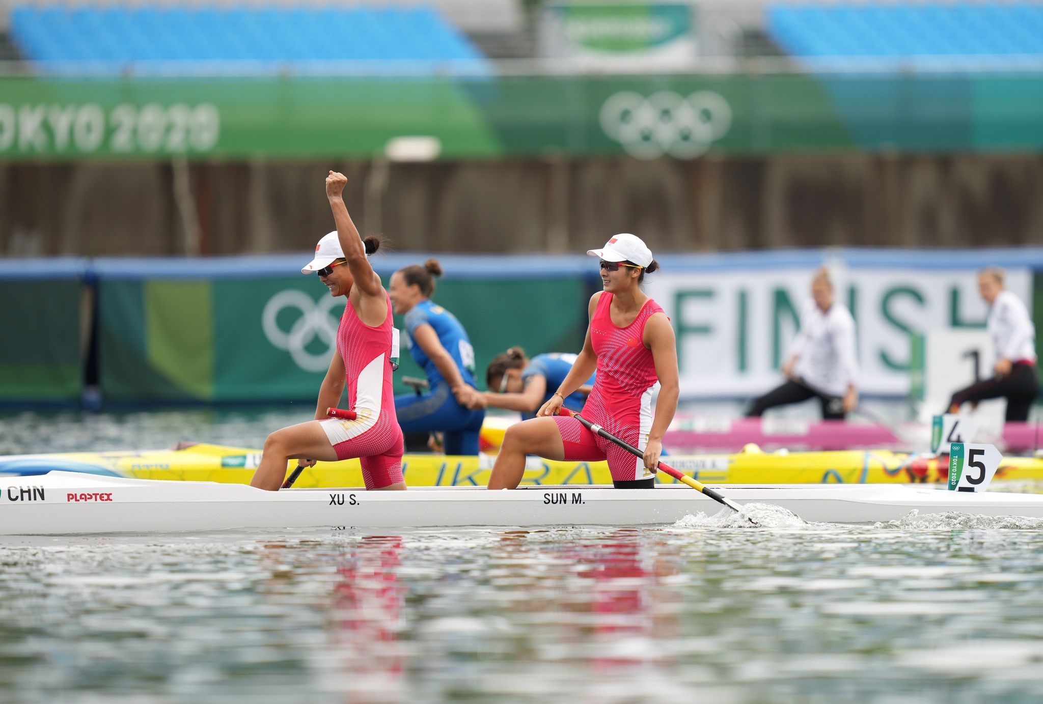 女子500米双人划艇夺冠图片