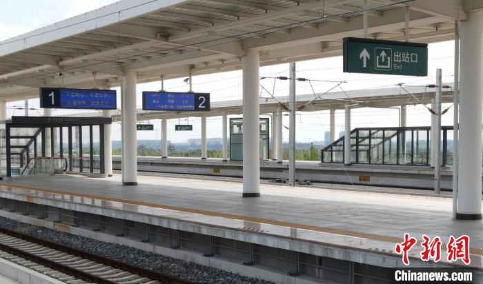 8月6日,空空荡荡的扬州东站站台. 孟德龙 摄