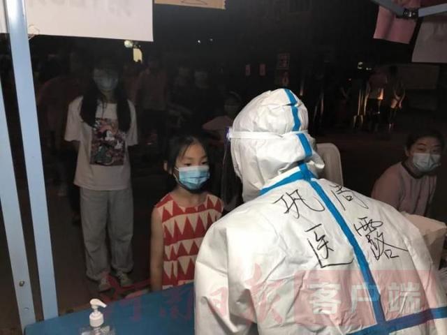 “妈妈，抱抱”——小女孩到核酸检测点找妈妈，想抱抱却强忍泪水离开