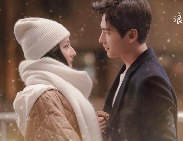 荣耀夫妇花絮:于途婚后造型显老成,乔晶晶手上的婚戒超抢镜