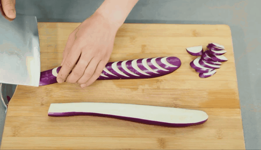 【1】切配料 生姜切末,切葱花.