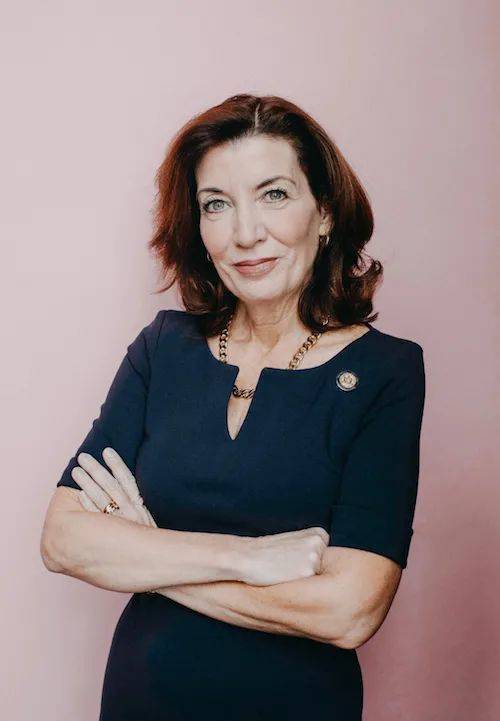 拜登喊纽约州长科莫辞职女副州长能替补上位吗