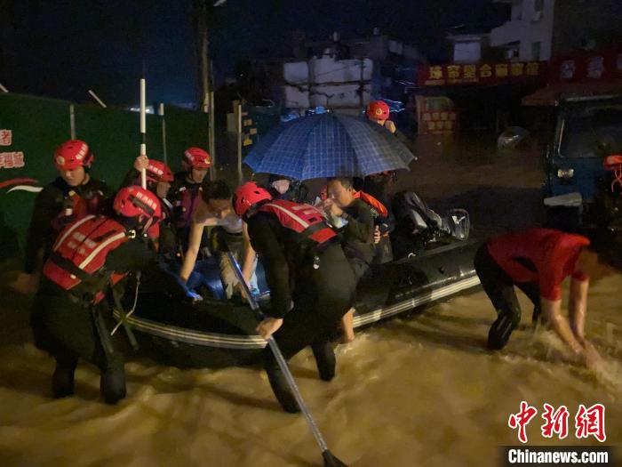 In the early morning of August 6, rescue was still ongoing.Photo by Chunlei