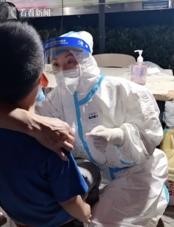 "担心仰头太高不舒服"!护士跪地数小时为孩子们做核酸检测