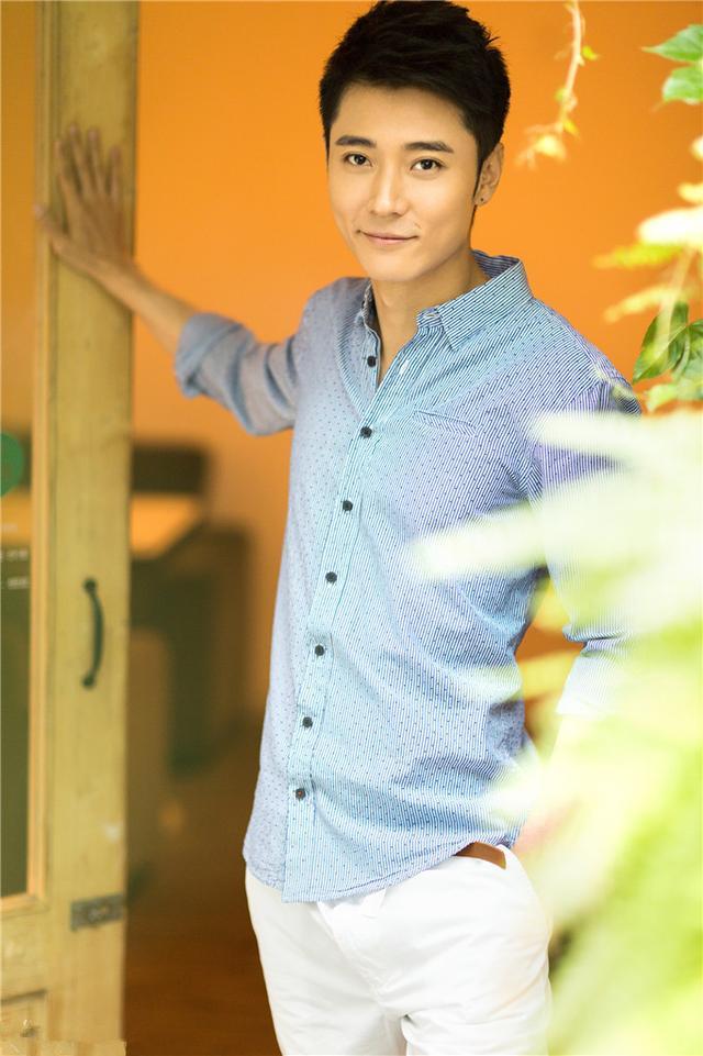 张丹峰送妻子花束破婚变传闻反遭洪欣翻白眼还被网友质疑炒作