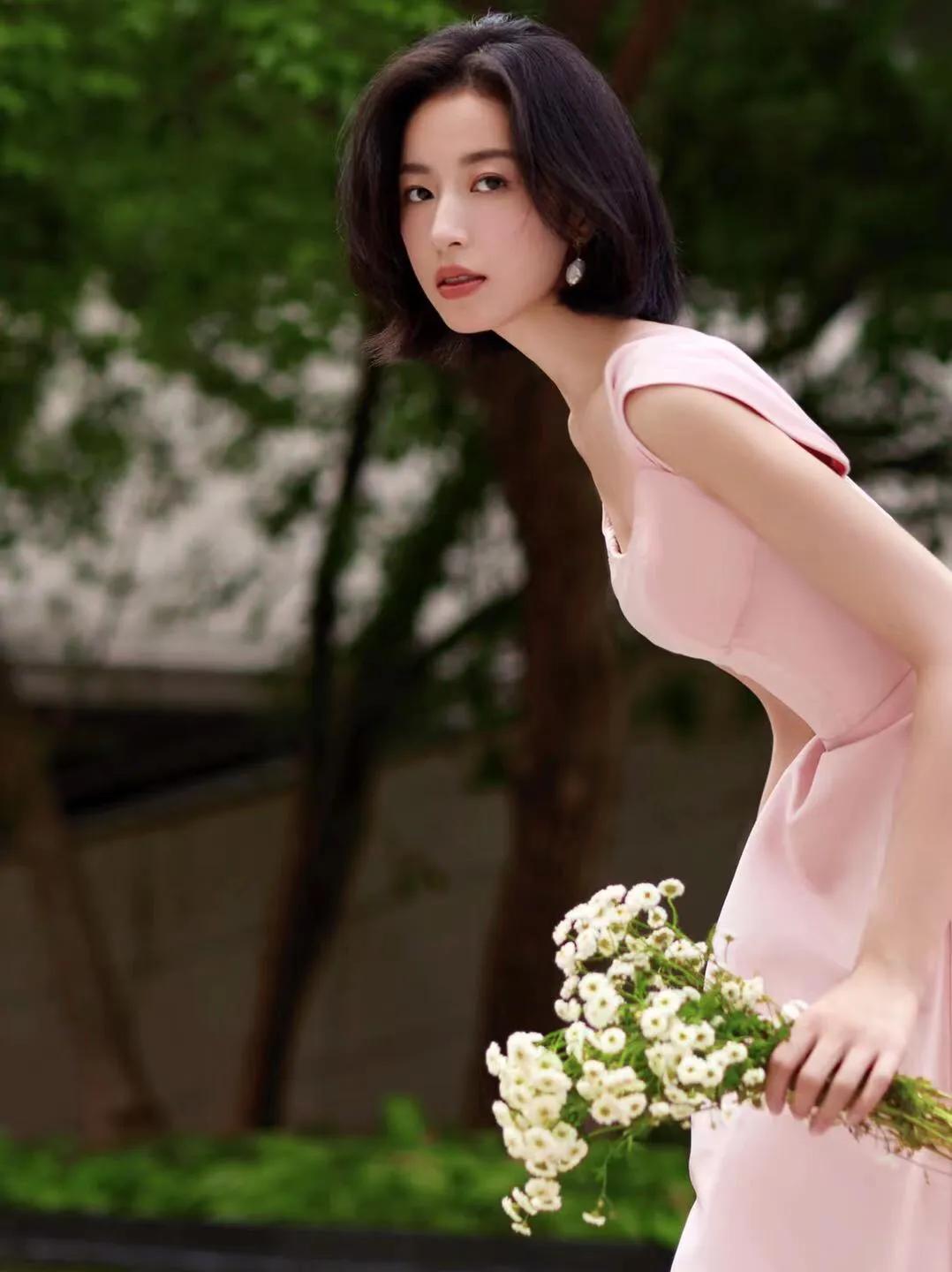 回眸一笑百媚生周雨彤粉色礼服出镜甜美又可爱