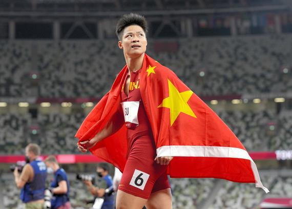 苏炳添创造亚洲奇迹,配得上闭幕式旗手荣耀