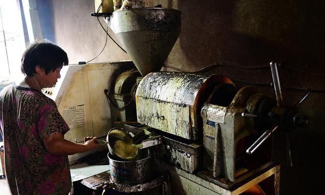 定襄县手工榨油的油坊