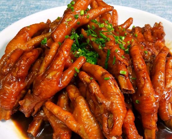 今天介绍的这道菜就是红烧鸡爪,简单易学,香脆鲜美,一口一个吃着香,一