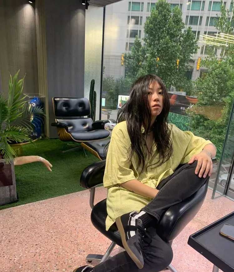 24岁窦靖童穿回女装却被网友吐槽完全避开了父母的优点