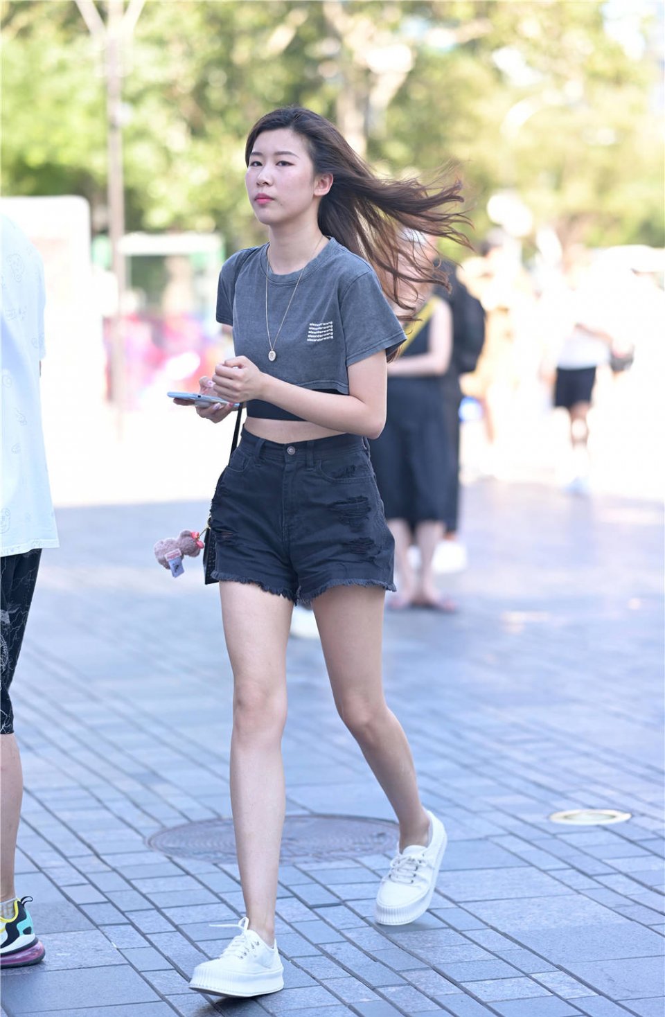 夏季穿牛仔短裤,怎么搭配都可以,时尚美女的搭配技巧也千变万化