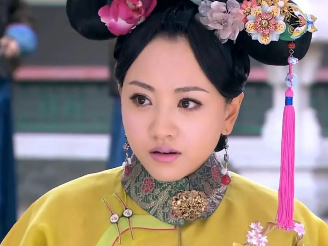 这个角色就是2012年的《宫锁珠帘》中的徐佳袭香,一个被宠坏了的不可