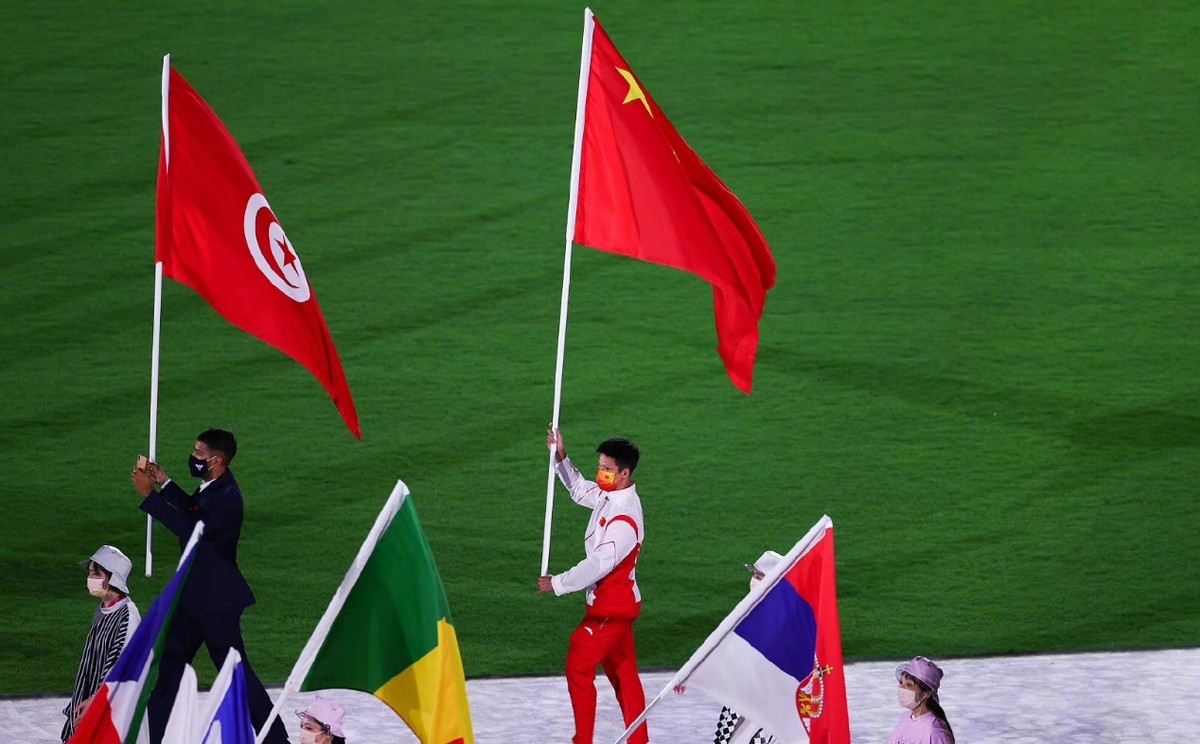 闭幕式看点!苏炳添扛国旗被央视霸气特写,身穿领奖服变男神好帅