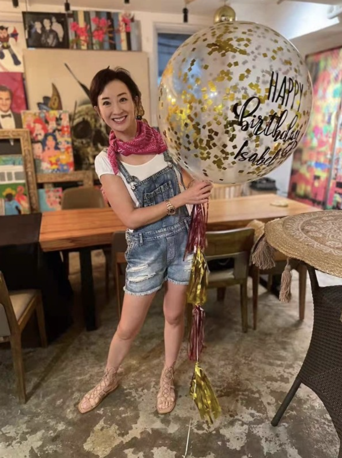 51岁梁佩瑚办派对庆生罕露脸,嫁富商丈夫生活富足,做继母无压力