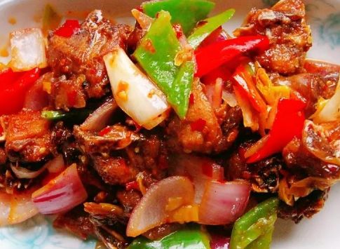 今天介绍的这道菜就是葱烧兔肉,简单易学,色泽艳丽味道棒,补脑益智