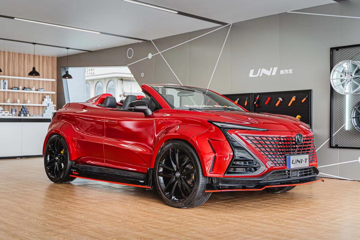 汽车看点 自媒体 正文魔改区中央,一辆红色敞篷uni-t(配置|询价) 占据