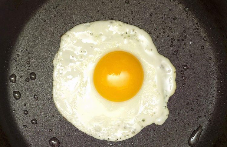 煎荷包蛋时不要直接下锅煎加点它荷包蛋更鲜嫩可口