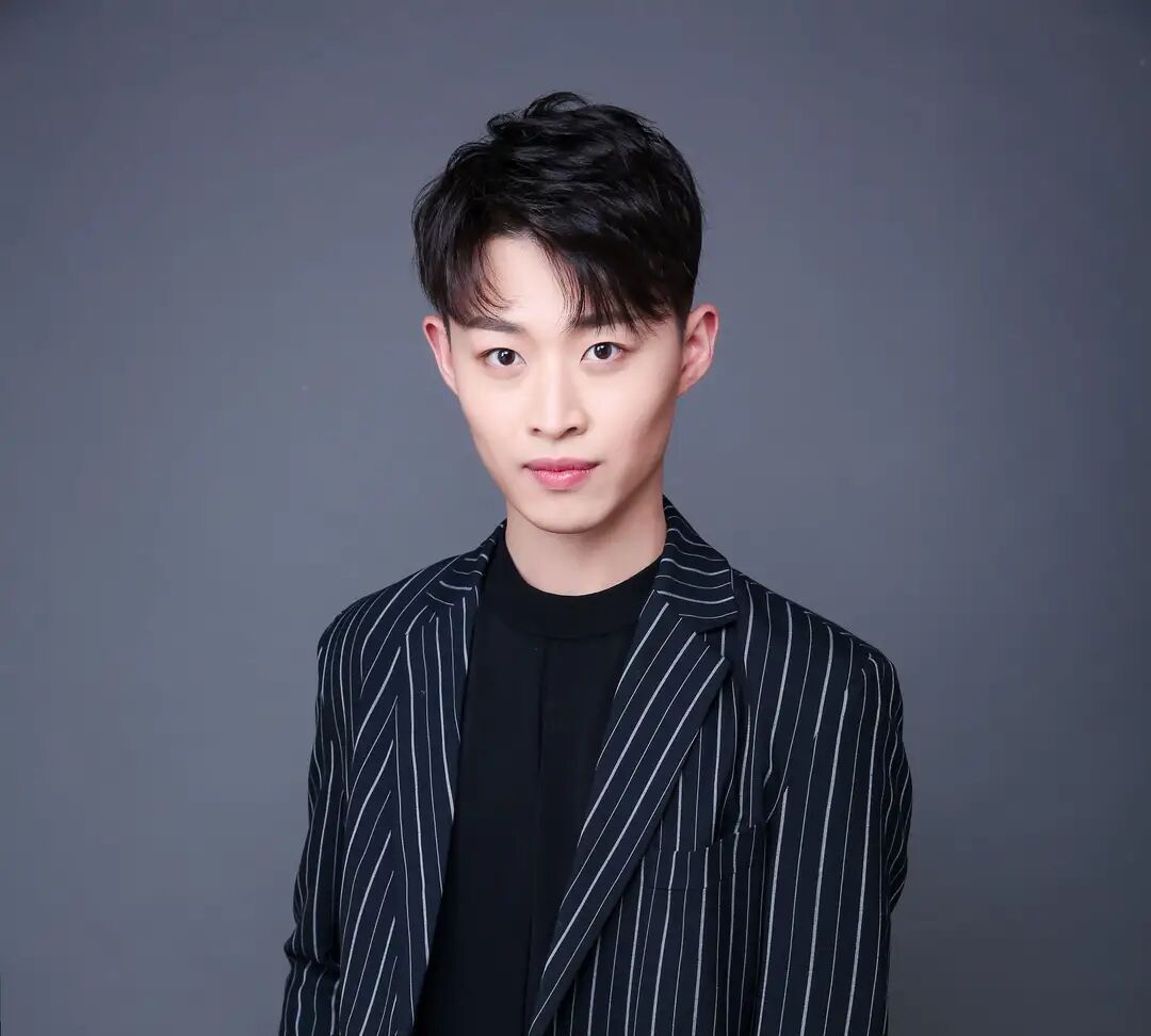 有一种实名举报叫谢明皓直播开演唱会疯狂让网友刷千元礼物