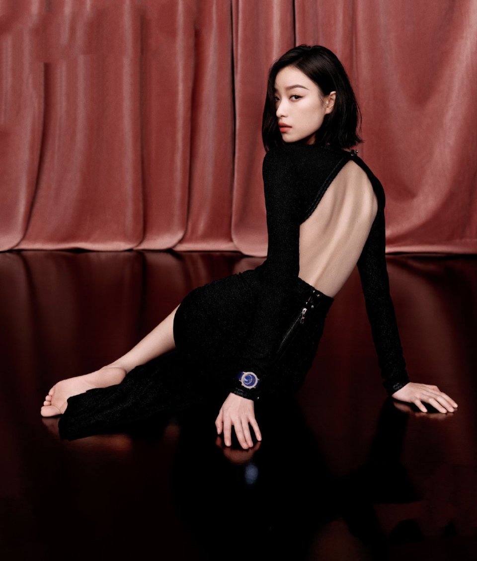 倪妮薄纱写真曝光穿紧身裙秀蝴蝶骨美背光脚坐地眼神迷离