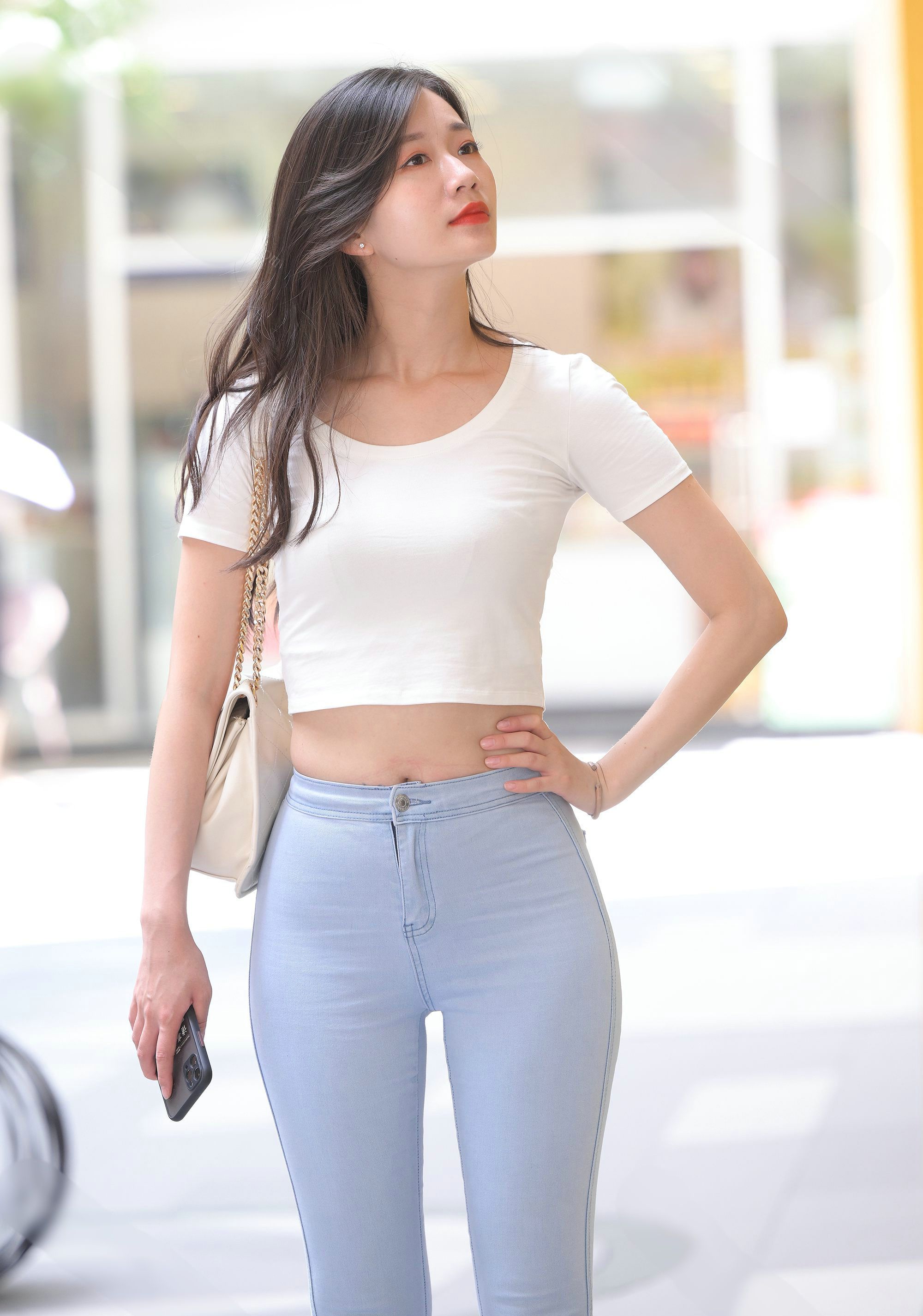 牛仔裤不仅增加了你的自信度,还能把好的身材是穿出来