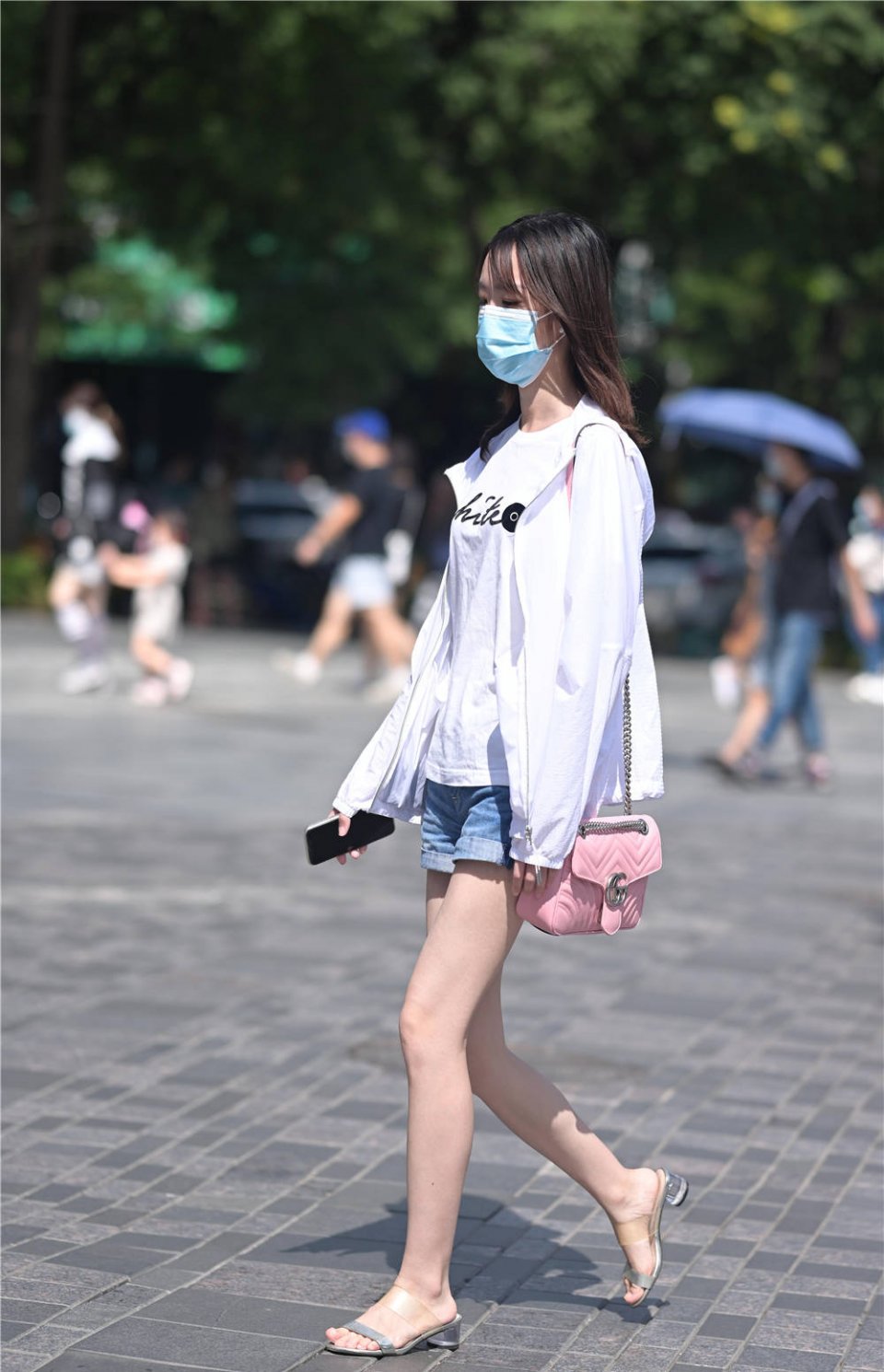 夏季穿牛仔短裤,怎么搭配都可以,时尚美女的搭配技巧也千变万化