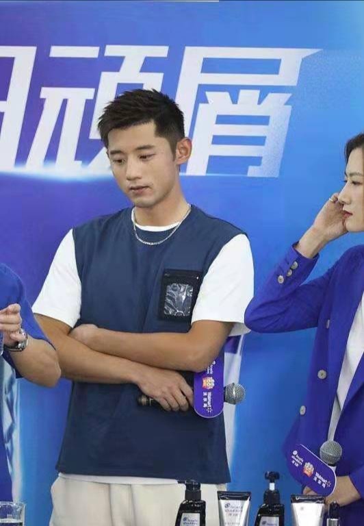 国乒大满贯同台,丁宁遇张继科满脸娇羞,留长发气质知性好温柔