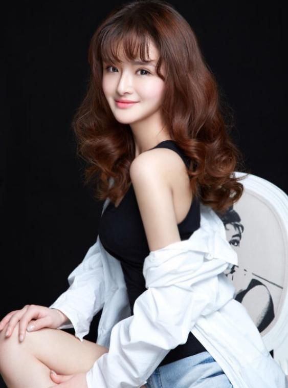 在两年前父亲的厂房拆迁赔偿了许多拆迁款,苏姗姗的确是名副其实的富