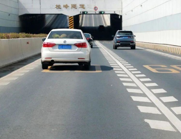 高速"鱼骨标线"惹争议,车主3天扣了9分,连老司机都犯迷糊!