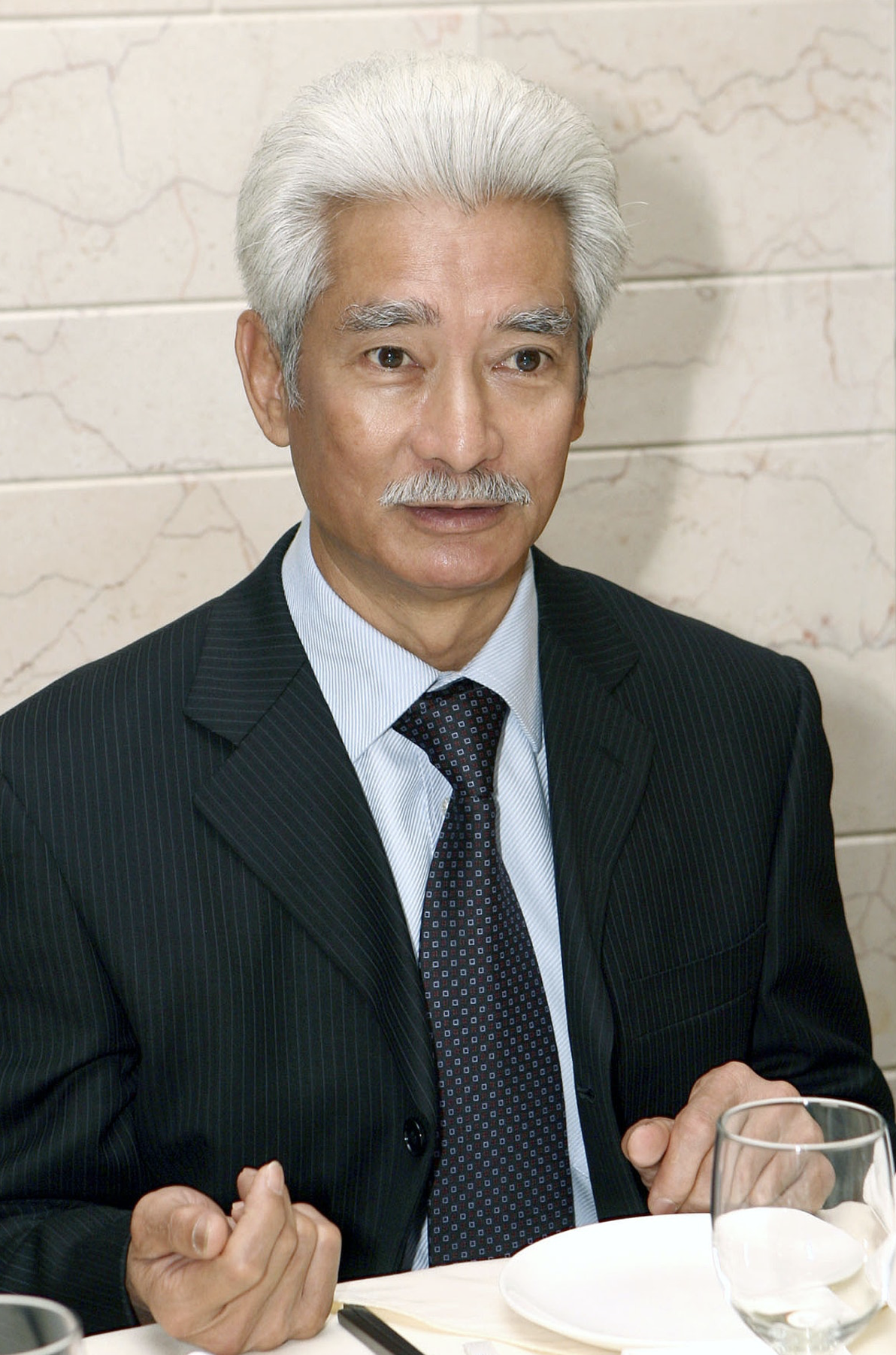 73岁高雄现身内地拍戏,为晚辈撑伞很体贴,观众争相合照大受欢迎