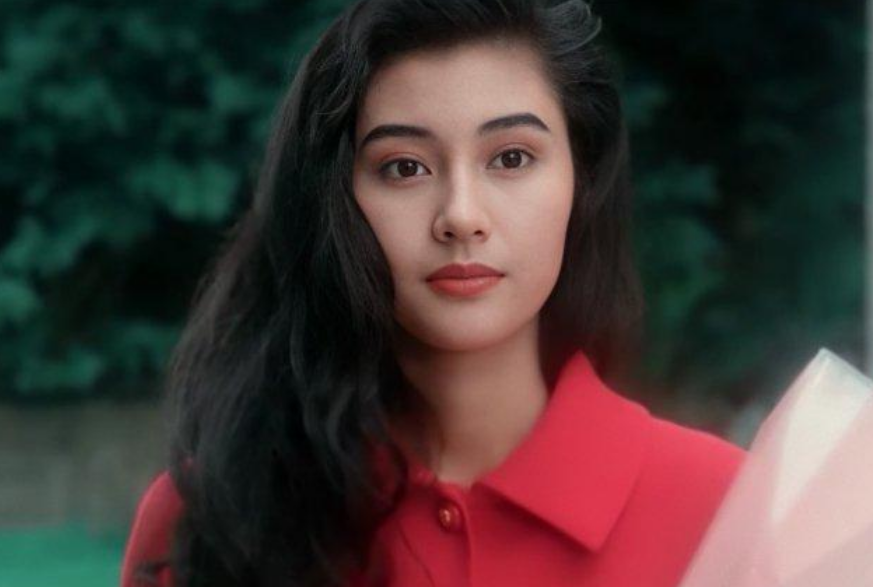 51岁李嘉欣和10岁儿子咬饼干晒孩子正脸笑称富三代老公是活宝